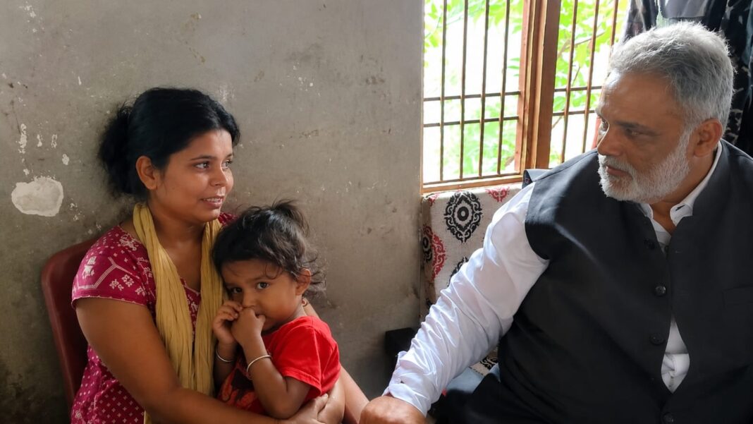 छपरा के मेथवलिया हत्याकांड के पीड़ित परिवार से मिले सांसद पप्पू यादव पप्पू यादव छपरा हत्याकांड पीड़ित परिवार