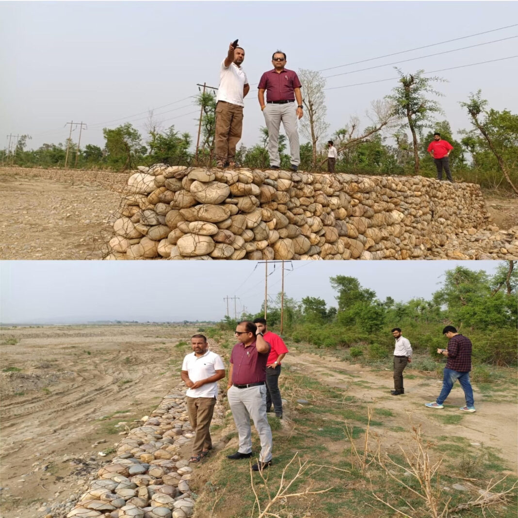 SDM Hiranagar ने तारना नदी पर फ्लड प्रोटेक्शन कार्यों का निरीक्षण किया SDM Hiranagar ने तारना नदी पर फ्लड प्रोटेक्शन कार्यों का निरीक्षण