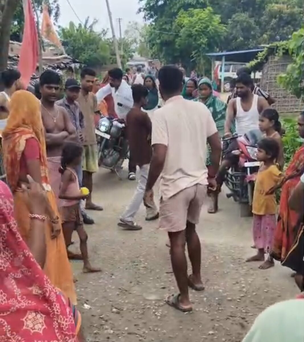 अररिया फोटो:मौके पर जमा ग्रामीण, पुलिस के साथ मिलकर काम कर रहे हैं अररिया फोटो: ग्रामीण पुलिस के साथ मिलकर काम कर रहे हैं