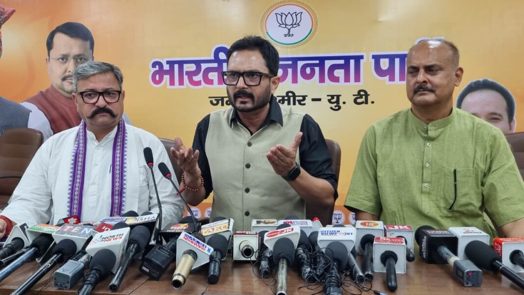 भाजपा सरकारी नौकरी आउटसोर्सिंग पर हमला