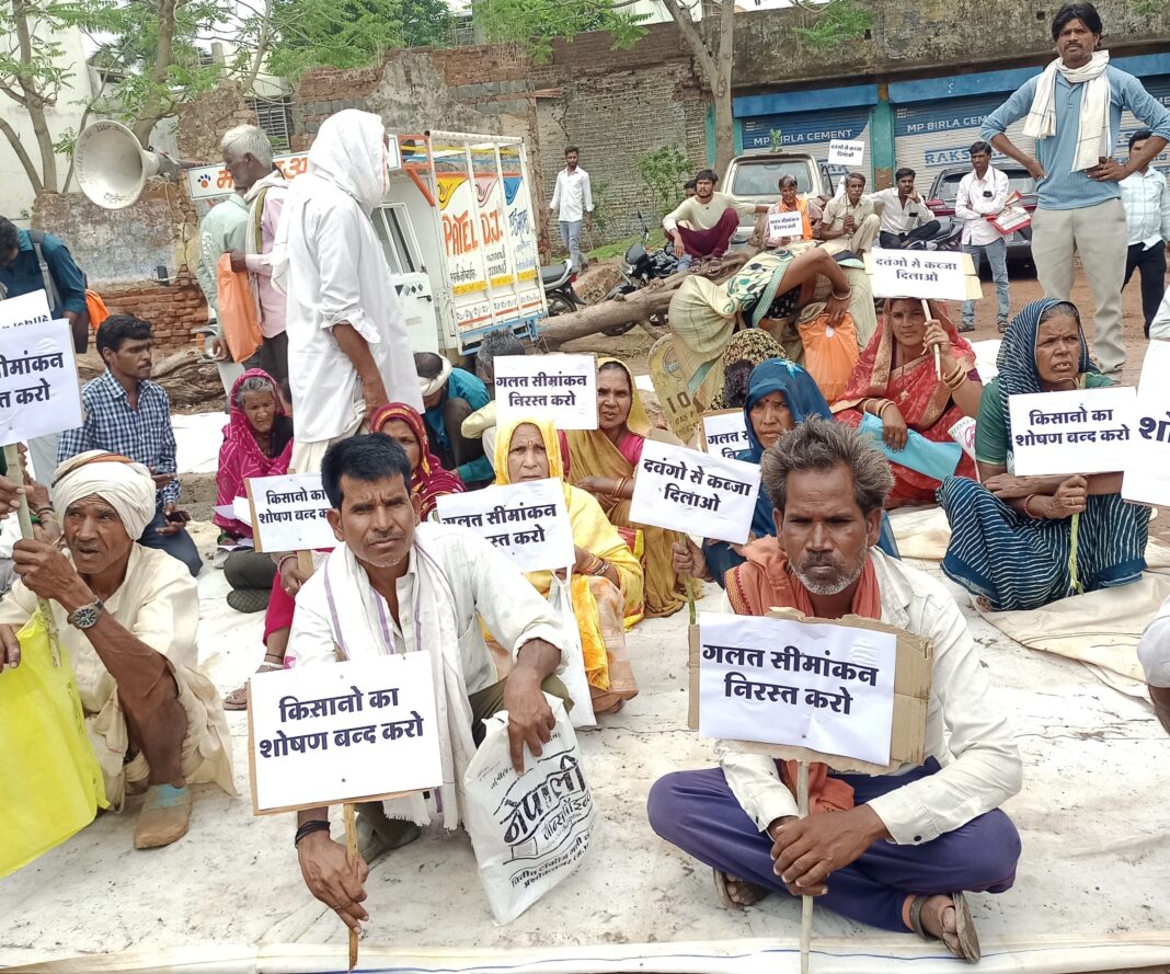 अशोकनगर कलेक्ट्रेट में हाईवोल्टेज ड्रामा: जनता का आपा खोया अशोकनगर कलेक्ट्रेट हाईवोल्टेज ड्रामा