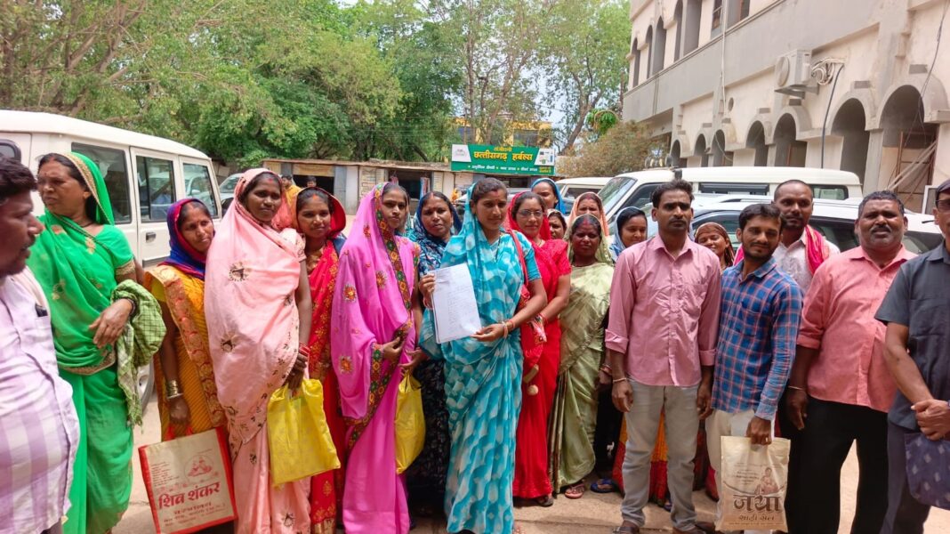 कलेक्ट्रेट में समस्या बताते हुए ग्रामीण जता रहे नाराजगी कलेक्ट्रेट में समस्या बताते हुए ग्रामीण