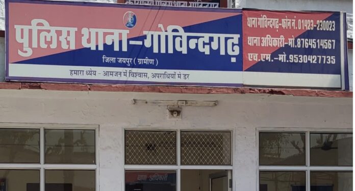 मां ने अपनी बेटियों को खेत में मारा