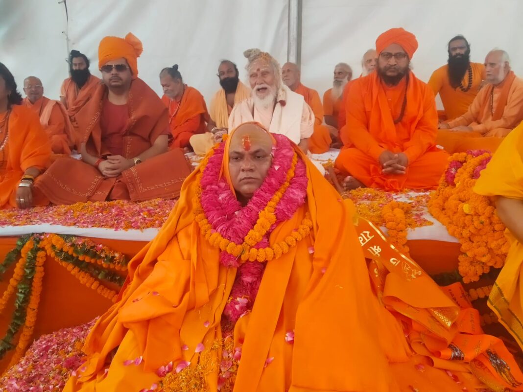 महामंडलेश्वर पद पर पत्ताभिषेक करते हुए देवताओं का मंत्री बनता है राजा महामंडलेश्वर पद पर पत्ताभिषेक करते हुए देवताओं