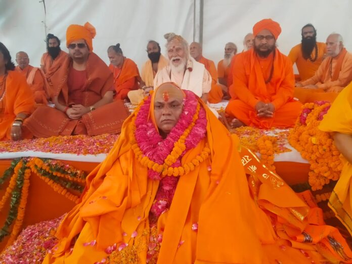 महामंडलेश्वर पद पर पत्ताभिषेक करते हुए देवताओं