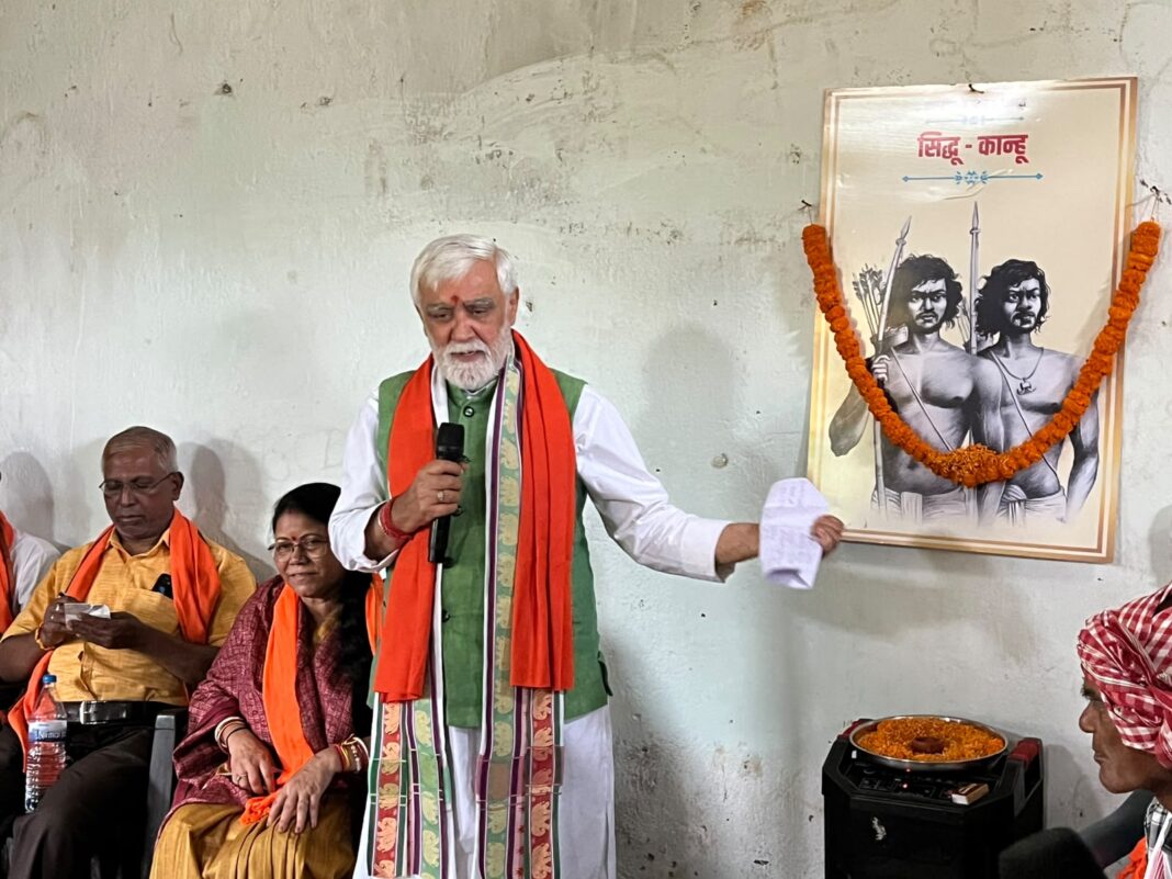 अश्वनी कुमार चौबे की श्रद्धांजलि देते हुए