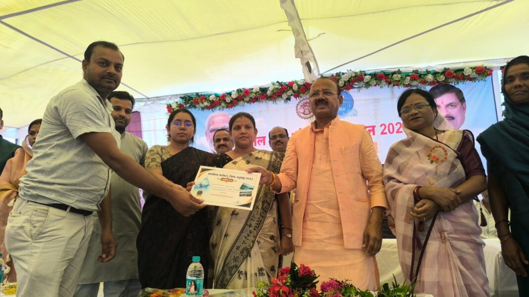 प्रशस्ति पत्र देकर सम्मानित करते हुए नेता की विशेषता नेता को सम्मानित करते हुए