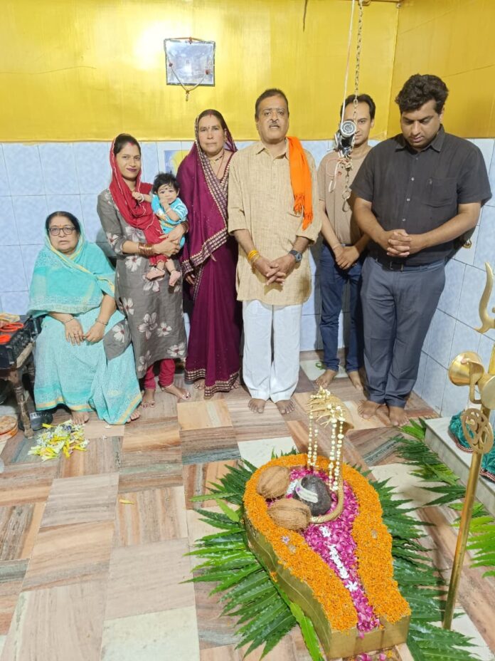 विजय मोटवानी का वीडियो वायरल हुआ मंदिर के गर्भगह में