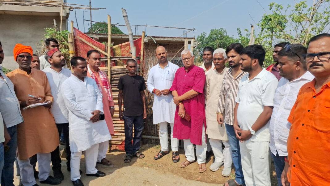 कुलदीप के बेटे अनुज मेहता से घटना की जानकारी लेते बीजेपी नेता कुलदीप के बेटे अनुज मेहता से बीजेपी नेता