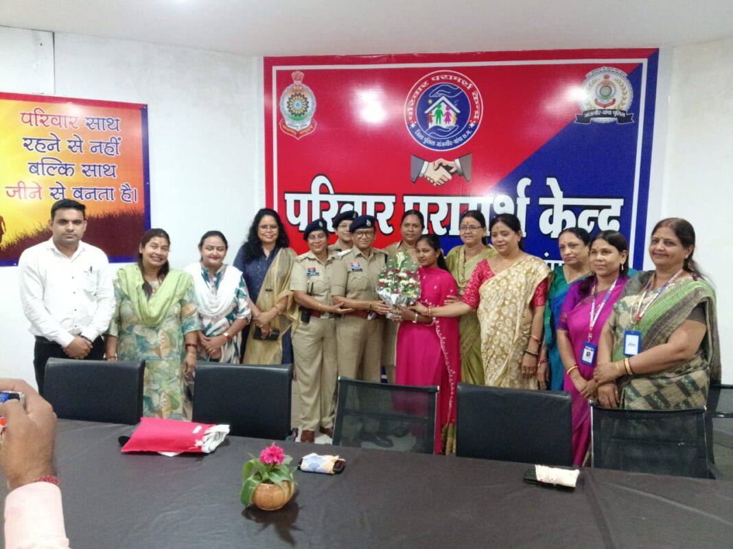 शराब के खिलाफ आवाज उठाने वाली मुस्कान बनीं परिवार परामर्श केंद्र की काउंसलर, जांजगीर-चांपा पुलिस ने सौंपा दायित्व मुस्कान परिवार परामर्श केंद्र की काउंसलर बनी