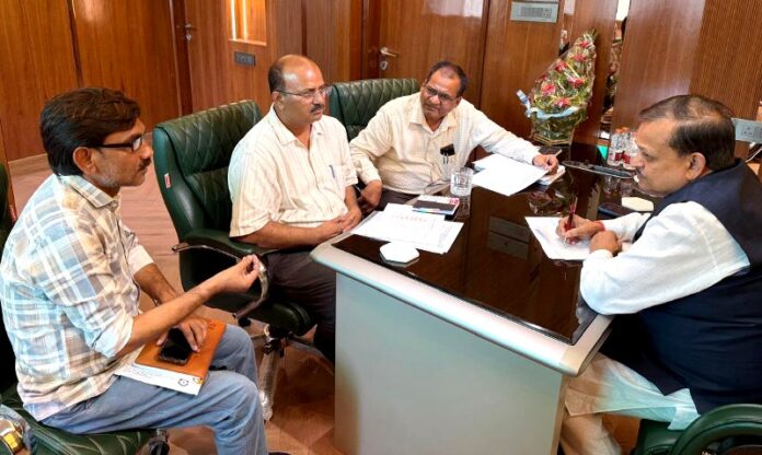 सांसद चर्चा बैठक में