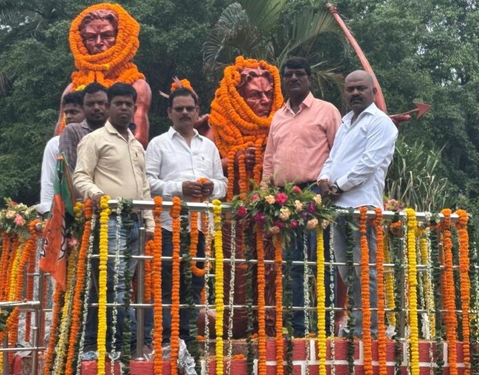 श्रद्धांजलि देने के दौरान बब्लू मुंडा