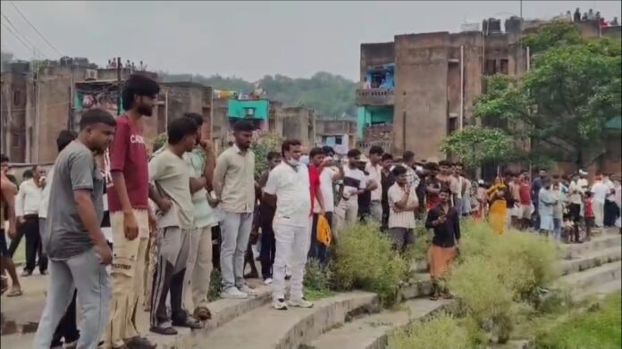 तालाब के पास जमा लोगों की भीड़ का वीडियो