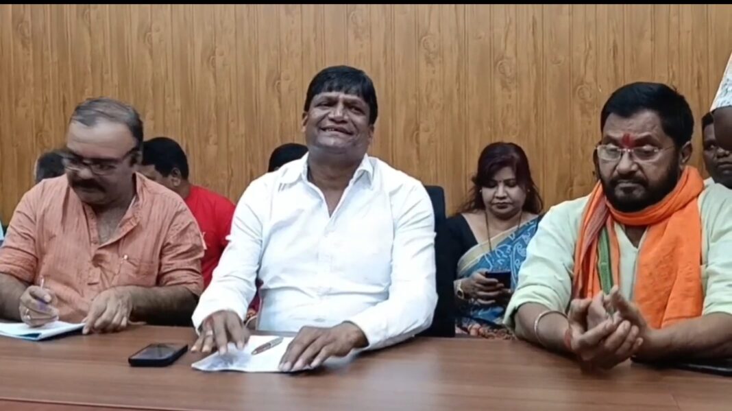 प्रेस कॉन्फ्रेंस करते सांसद ढुल्लू महतो का वीडियो सामने आया है प्रेस कॉन्फ्रेंस करते सांसद ढुल्लू महतो का वीडियो