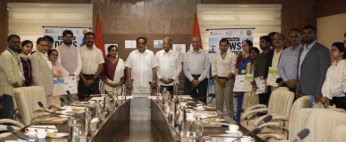 केंद्रीय जल शक्ति मंत्री सीआर पाटिल सम्मानित करते हुए