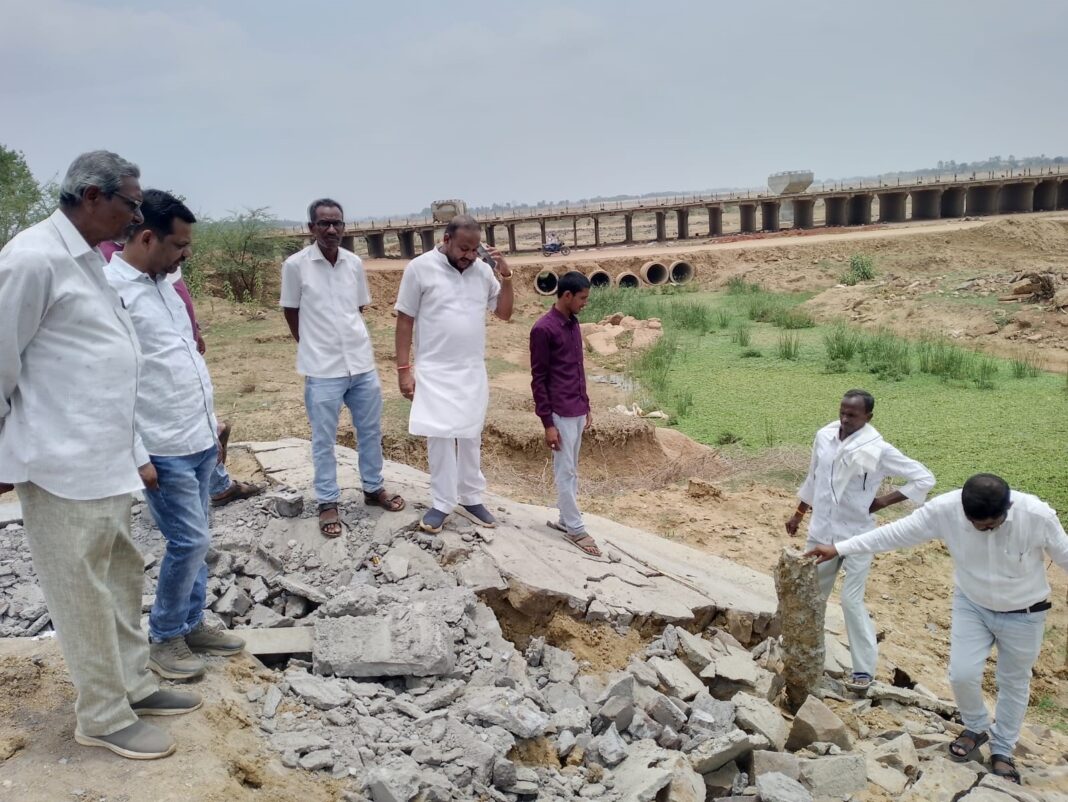 घटना स्थल का निरीक्षण करते हुए जिला पंचायत सदस्य नीलम चंद्राकर साथ में अन्य लोग। जिला पंचायत सदस्य नीलम चंद्राकर निरीक्षण करते हुए