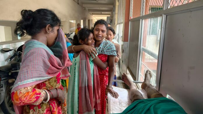 रोते हुए परिजन की आंखों में दर्द