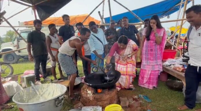 सीता सोरेन जिलेबी बनाती हैं अपने घर पर