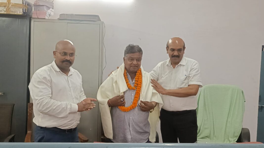 सहकर्मियों ने भावभीनी विदाई देकर दी उज्ज्वल भविष्य की शुभकामनाएं* सहकर्मियों की भावभीनी विदाई देकर दी उज्ज्वल भविष्य की शुभकामनाएं