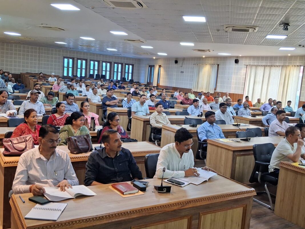 प्रशासनिक बैठक की तस्वीर