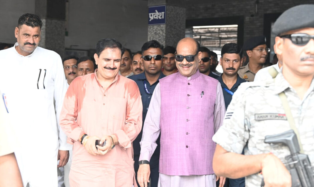 स्टेशन पर जिला पंचायत अध्यक्ष किशन चौधरी लोकसभा अध्यक्ष ओम बिरला का अभिनंदन के दौरान लोकसभा अध्यक्ष ओम बिरला का अभिनंदन के दौरान