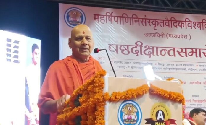 स्वामी गोविंद देव गिरी दीक्षांत समारोह में बोलते हुए
