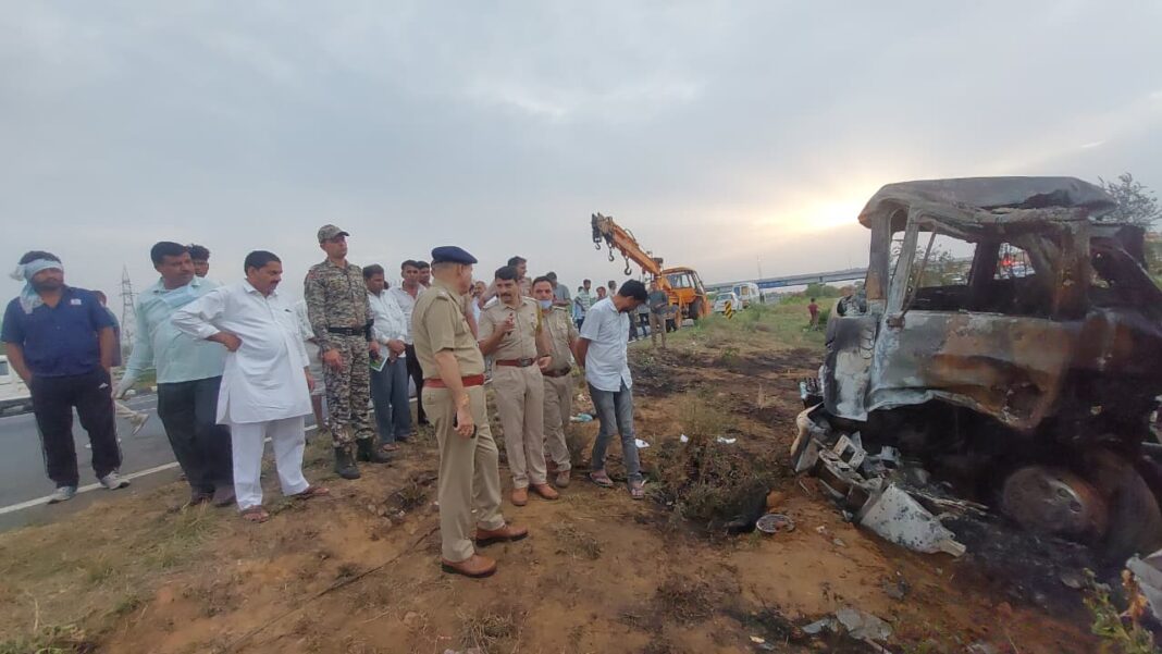 दिल्ली-मुंबई एक्सप्रेसवे पर ट्रक से टकराई बस, कई घायल दिल्ली मुंबई एक्सप्रेसवे पर बस ट्रक से टकराई