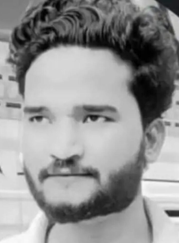 मृतक शव को ले जाते पुलिसकर्मी