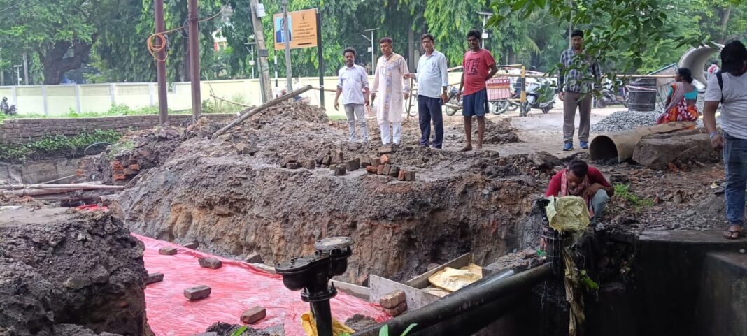 कार्य का निरीक्षण करने पहुंचे भाजपा नेता का क्या कहना है? भाजपा नेता कार्य निरीक्षण करते हुए