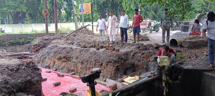 भाजपा नेता कार्य निरीक्षण करते हुए