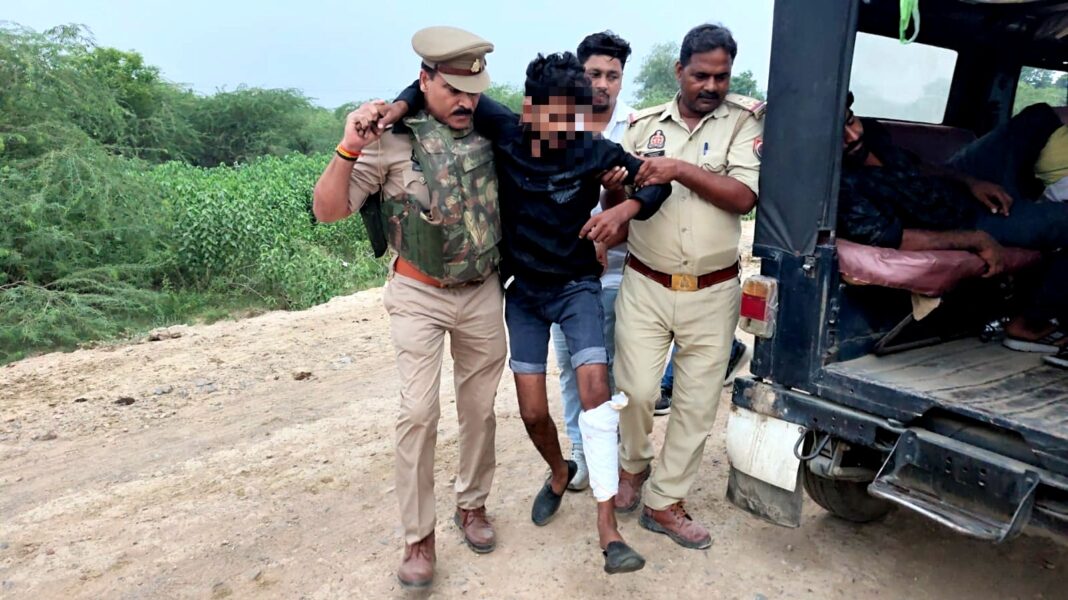 घायल बदमाश को अस्पताल ले जाते पुलिस