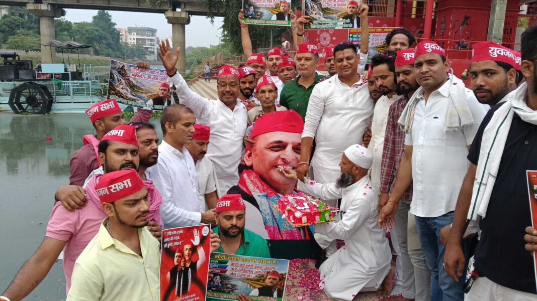 जन्मदिन मनाते कार्यकर्ता और उनकी प्रेरणा की कहानी जन्मदिन मनाते कार्यकर्ता और उनकी प्रेरणा