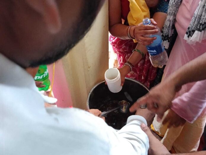 श्रद्धालु मंदिर में प्रसाद के लिए