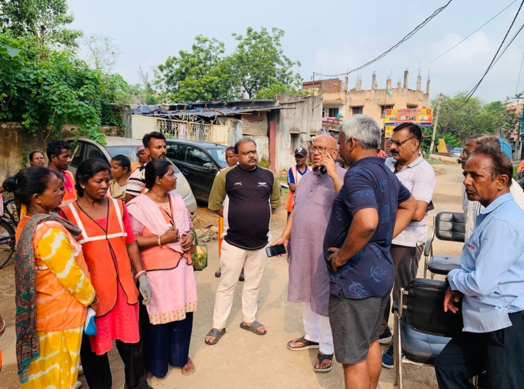 सफाई कर्मियों से हाल-चाल जानते विधायक सरजू राय विधायक सरजू राय का हाल-चाल