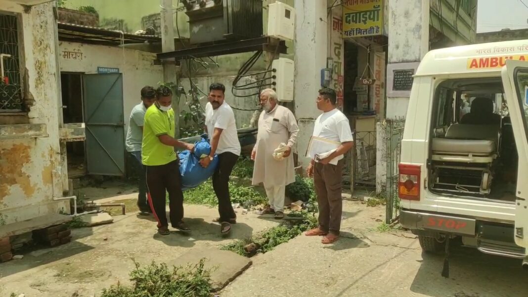 बेगूं में हत्या का मामला: शव ले जाते परिजनों की दर्दनाक तस्वीरें बेगूं हत्या मामला शव ले जाते परिजन