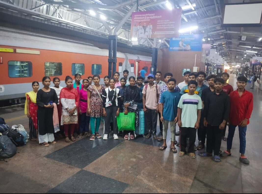 पश्चिमी सिंहभूम के 14 प्रवासी श्रमिक वापसी के लिए तमिलनाडु से ट्रेन पकड़ते पश्चिमी सिंहभूम के 14 प्रवासी श्रमिक वापसी के लिए