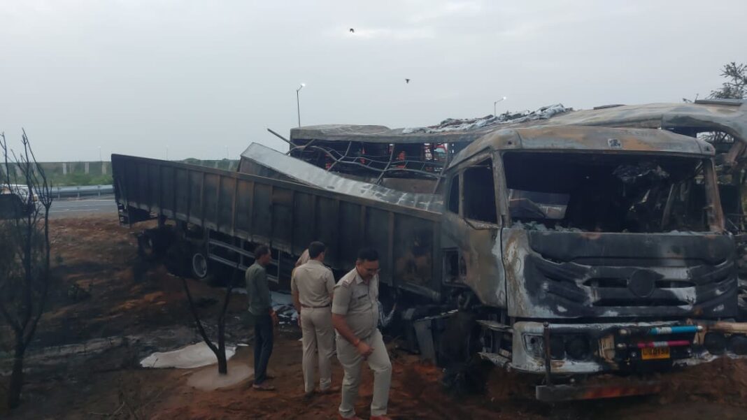 बांदीकुई तहसील के ग्राम कोलवा में बस ट्रेलर की भिड़ंत बांदीकुई ग्राम कोलवा बस ट्रेलर भिड़ंत