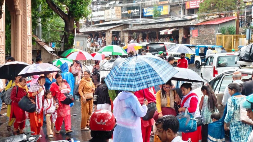 नैनीताल में बारिश के बीच सैलानियों की भीड़ बढ़ गई है नैनीताल में बारिश के बीच सैलानी