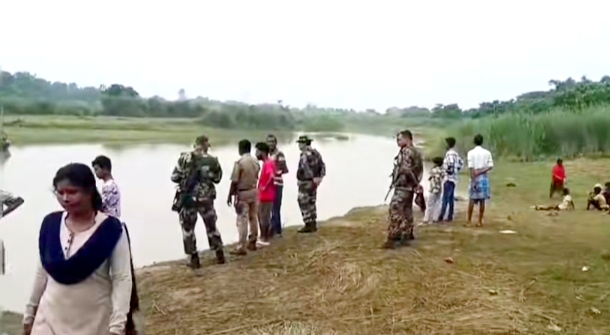 नदी के किनारे स्थानीय लोगों की भीड़ नदी के किनारे स्थानीय लोगों की भीड़