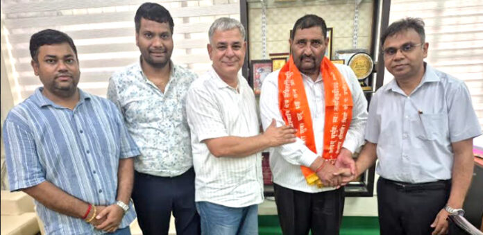 वैज्ञानिकों का स्वागत निरीक्षण के दौरान