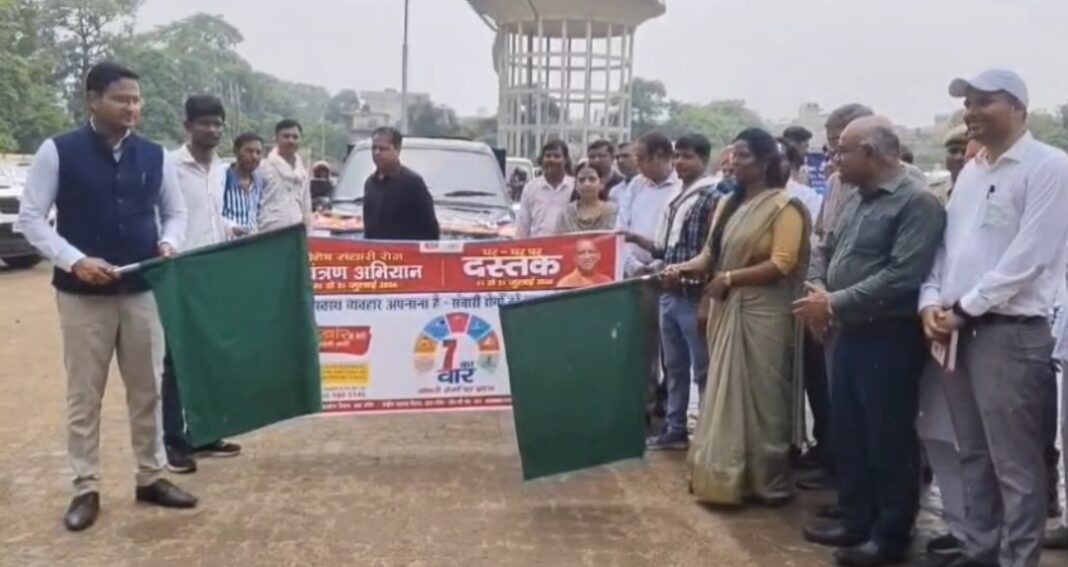 हरी झंडी दिखाकर बस को रवाना करते हुए जिलाधिकारी व अन्य जिलाधिकारी बस लॉन्च हरियाणा न्यूज