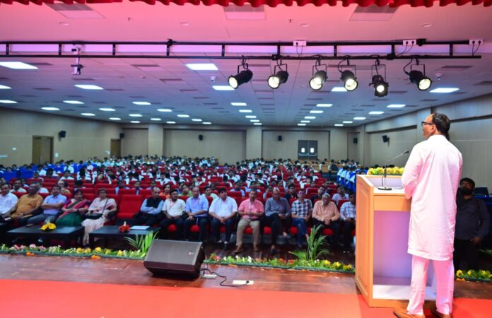 उपमुख्यमंत्री ब्रजेश पाठक ने संबोधित किया उपमुख्यमंत्री ब्रजेश पाठक ने संबोधित किया