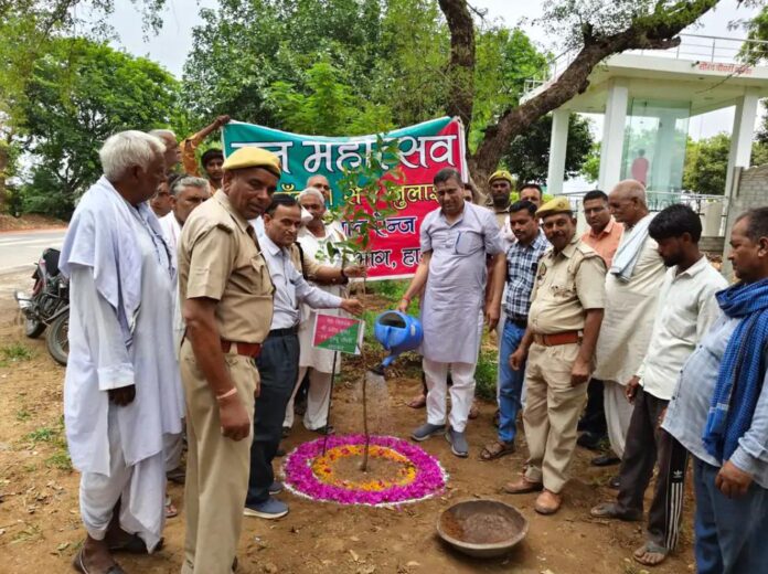 विधायक पौधरोपण करते हुए
