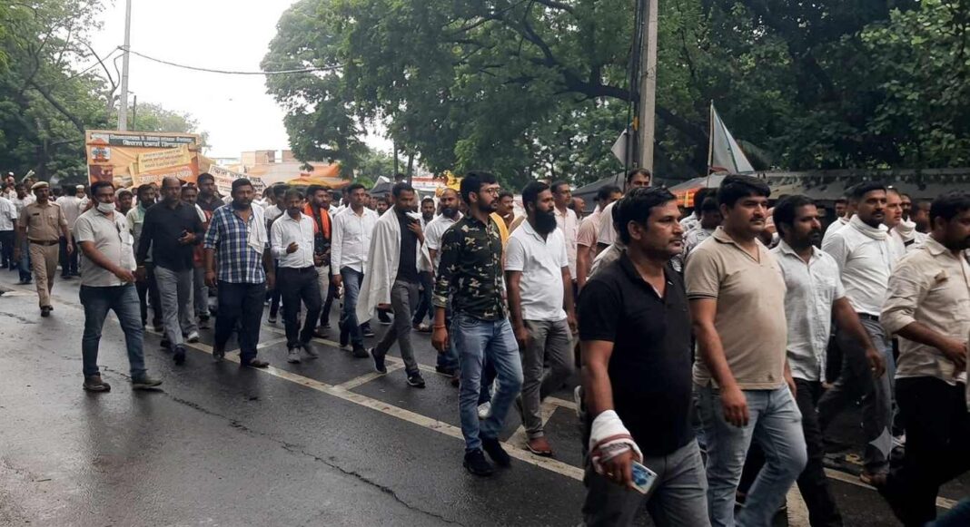 प्रदर्शन करते हुए संघ के कर्मचारी सदस्यों का हालचाल जानना है संघ कर्मचारी प्रदर्शन की तस्वीर