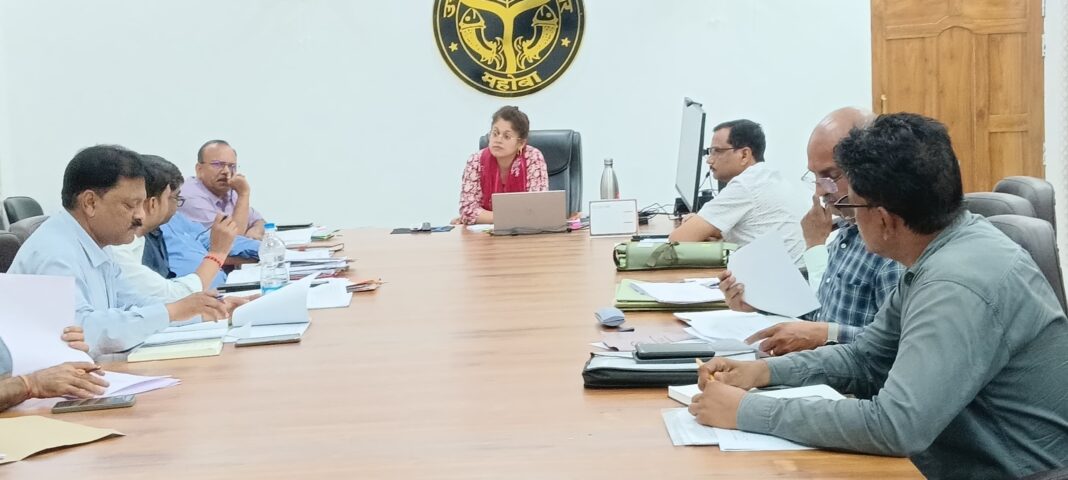 समीक्षा बैठक में निर्देशित करतीं डीएम गजल भारद्वाज, जिलाधिकारी ने की महत्वपूर्ण घोषणा डीएम गजल भारद्वाज समीक्षा बैठक