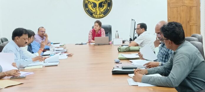 डीएम गजल भारद्वाज समीक्षा बैठक