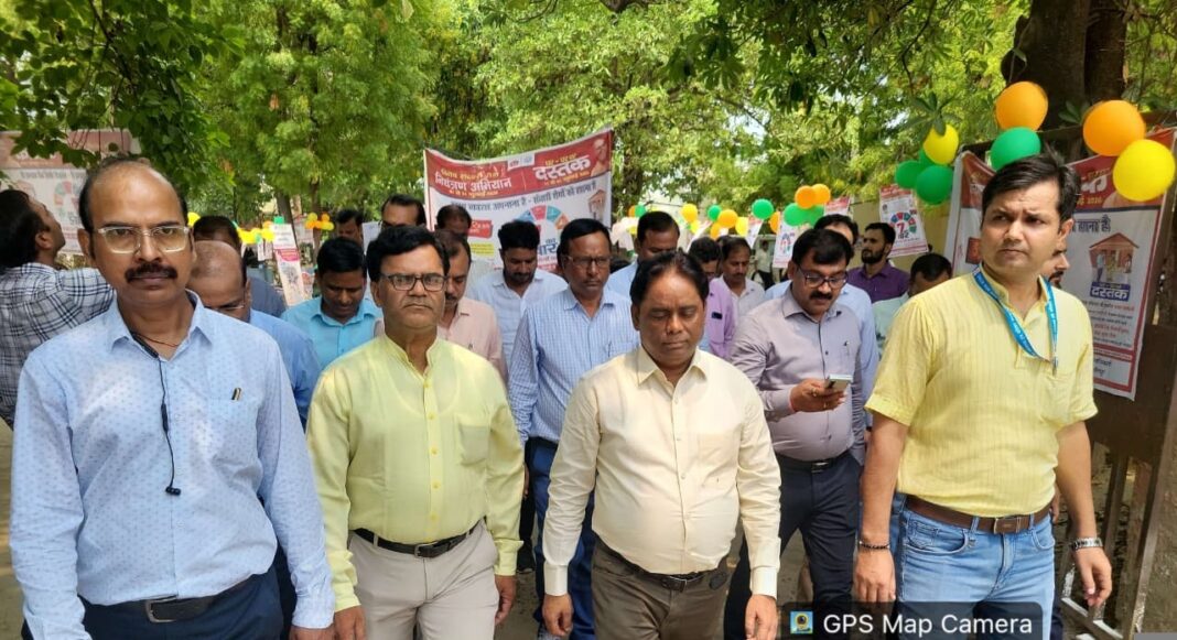 संचारी रोग नियंत्रण अभियान रैली में डॉक्टर