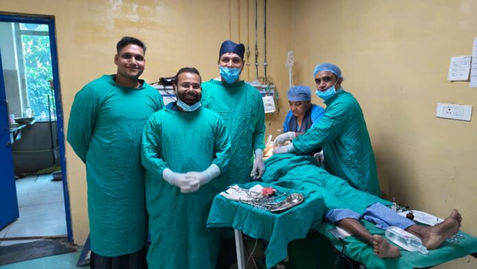 सर्जरी के दौरान मौजूद चिकित्सकों की भूमिका