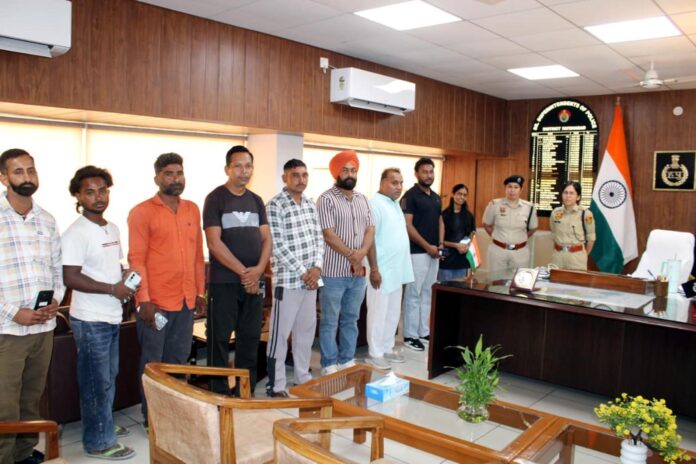 फतेहाबाद में गुम मोबाइल वापस मिल रहे फतेहाबाद में गुम मोबाइल वापस मिल रहे