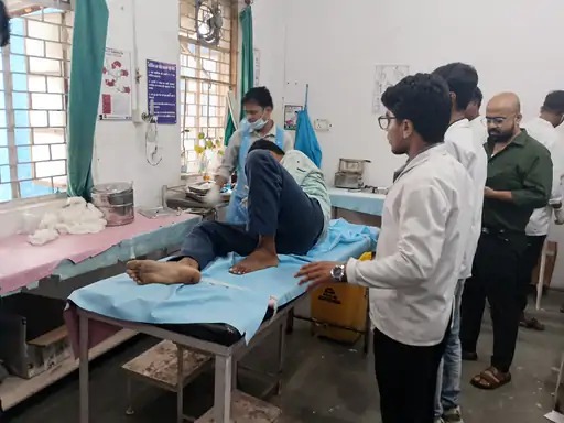 घायल जिला चिकित्सालय में इलाज होता हुआ घायल जिला चिकित्सालय में इलाज होता हुआ